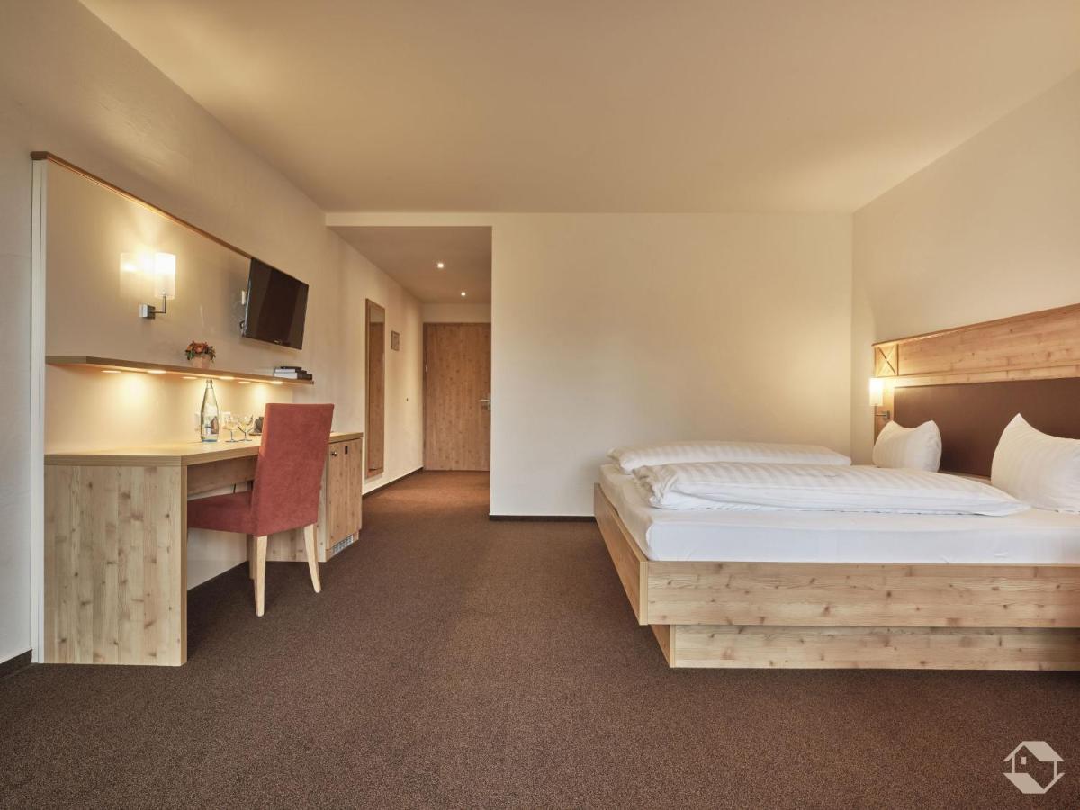 ホテル ランドガストホフ アドラー - ペルツミューレ Biederbach Baden-Württemberg エクステリア 写真